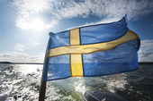 Svensk flagga på motorbåt