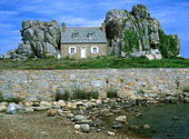 Hus mellan klippor, Frankrike