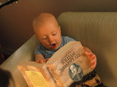 Baby läser bok