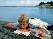 Pojke som läser en bok