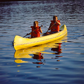 Barn som paddlar kanot