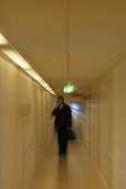 Man i korridor