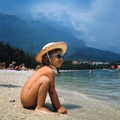 Flicka på strand, 60-talet