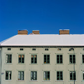 Hus med snö på taket