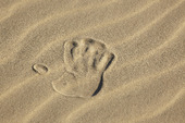 Handavtryck i sand