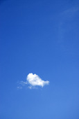 Blå himmel med moln