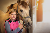Flicka med häst