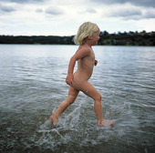 Flicka springer i vattnet
