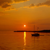 Fritidsbåt i solnedgång