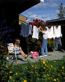 Kvinna hänger tvätt