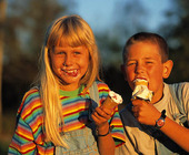 Barn äter glass