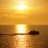 Motorbåt i solnedgång