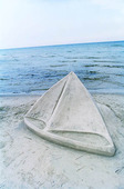 Segelbåt byggd i sand