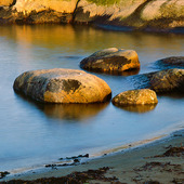 Stenar vid strandkant