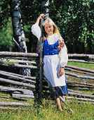 Flicka i folkdräkt från Finland
