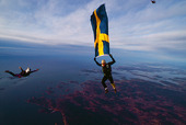 Frifall med svenska flaggan