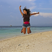 Kvinna hoppar på en strand, Filippinerna