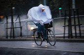 Cyklist i regnväder