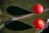 Två röda luftballonger