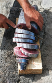 Fiskare skär fisk i bitar