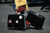 Man med resväskor