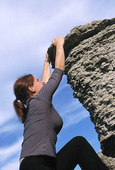 Kvinna som klättrar