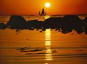Segelbåt i solnedgång (montage)